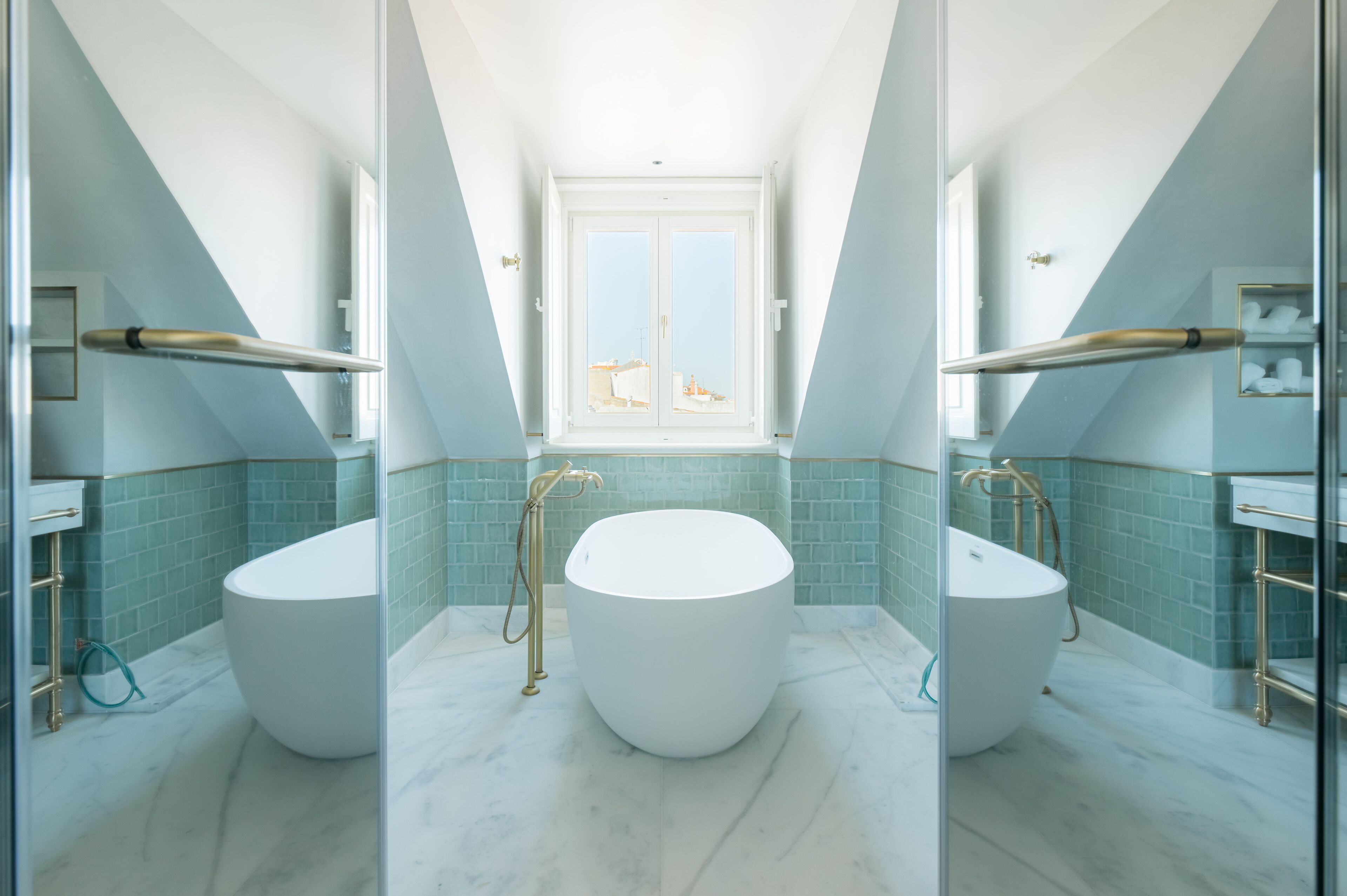 Suite | Bathroom | Free toiletries, hair dryer, bathrobes, slippers