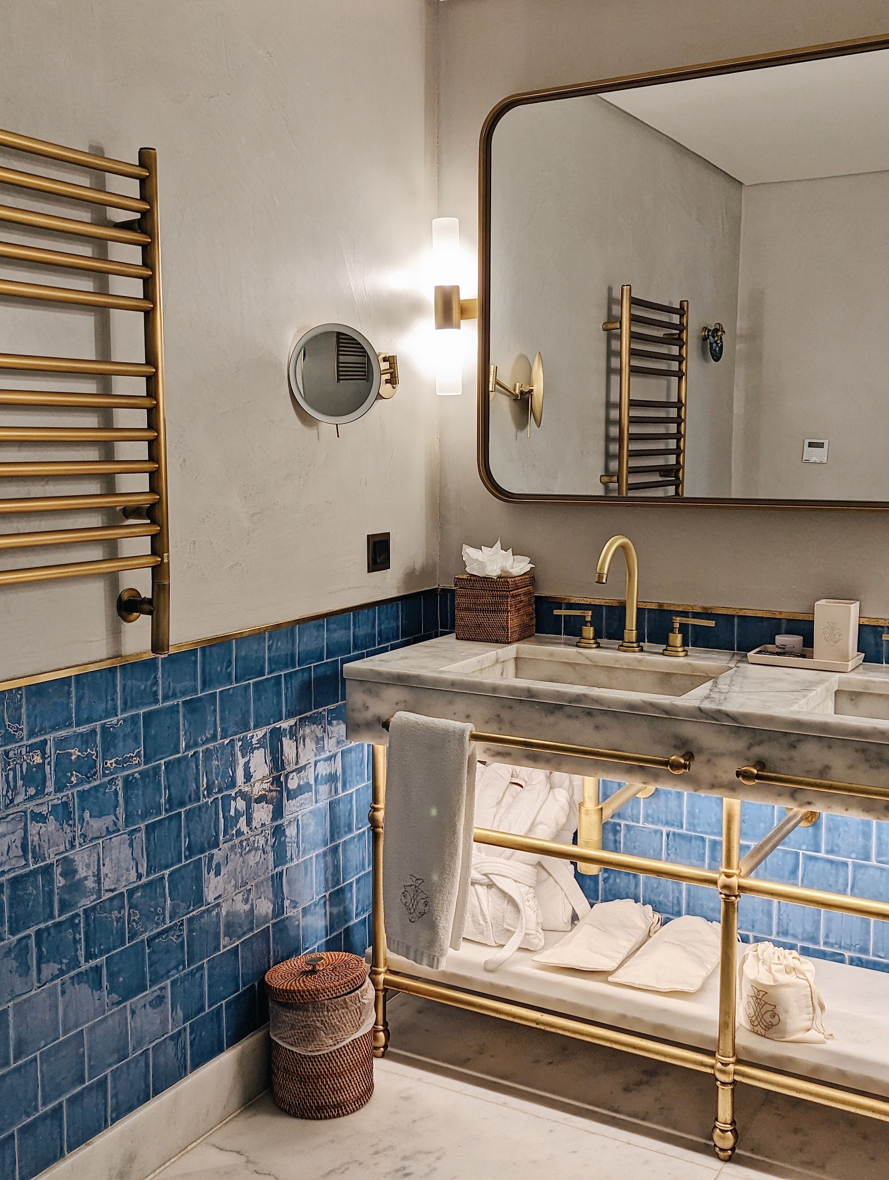 Deluxe Room | Bathroom | Free toiletries, hair dryer, bathrobes, slippers