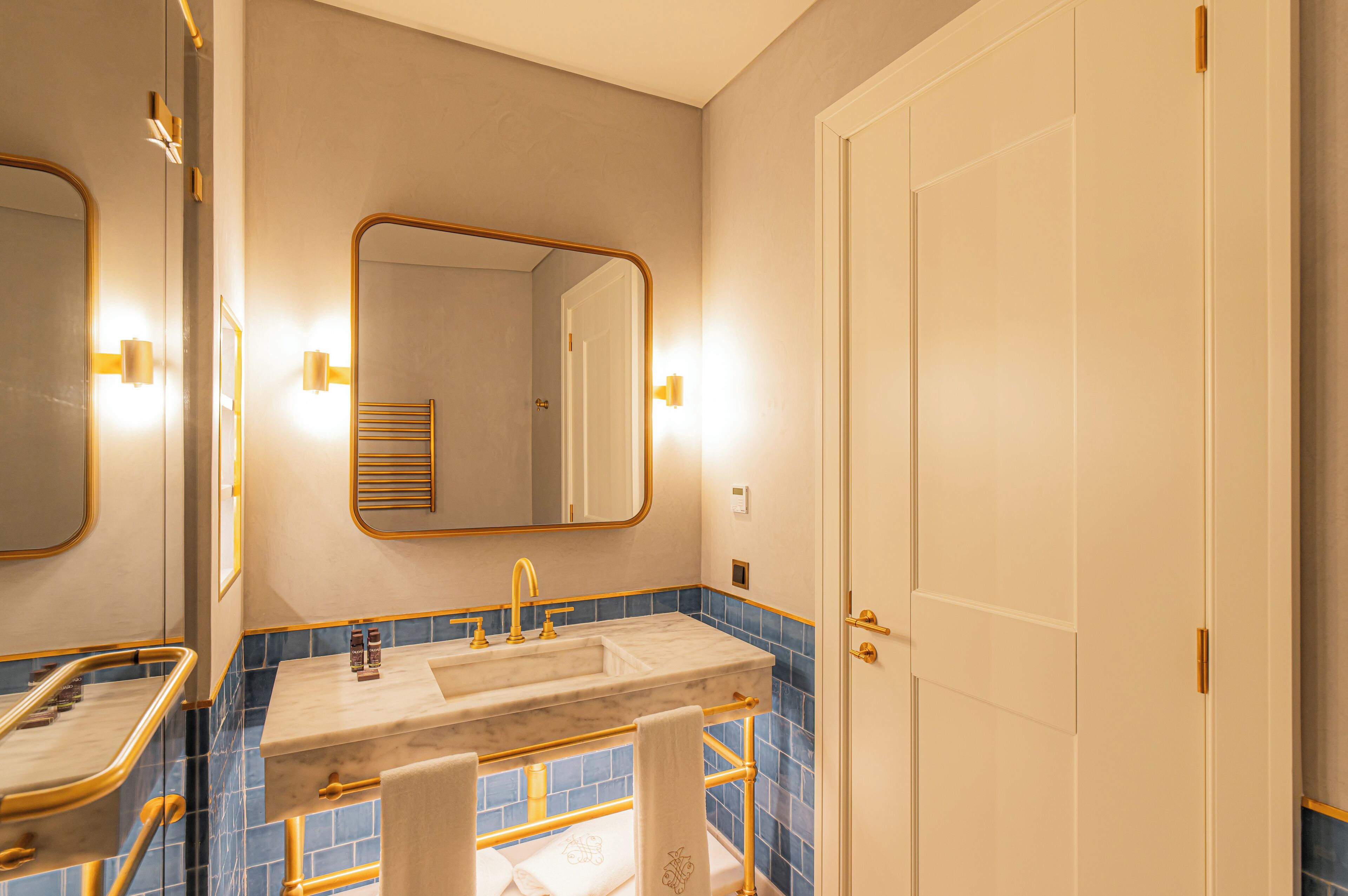 Amenidades de baño gratuitas, secadora de cabello, batas, pantuflas 