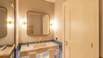 Amenidades de baño gratuitas, secadora de cabello, batas, pantuflas
