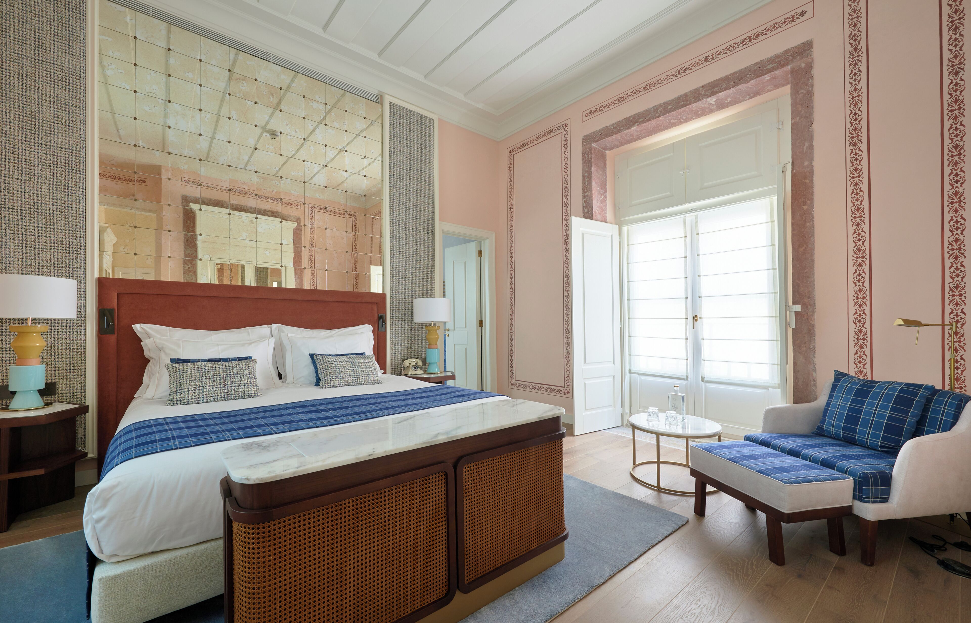 Suite | Hypo-allergenic bedding, pillow-top beds, minibar, in-room safe