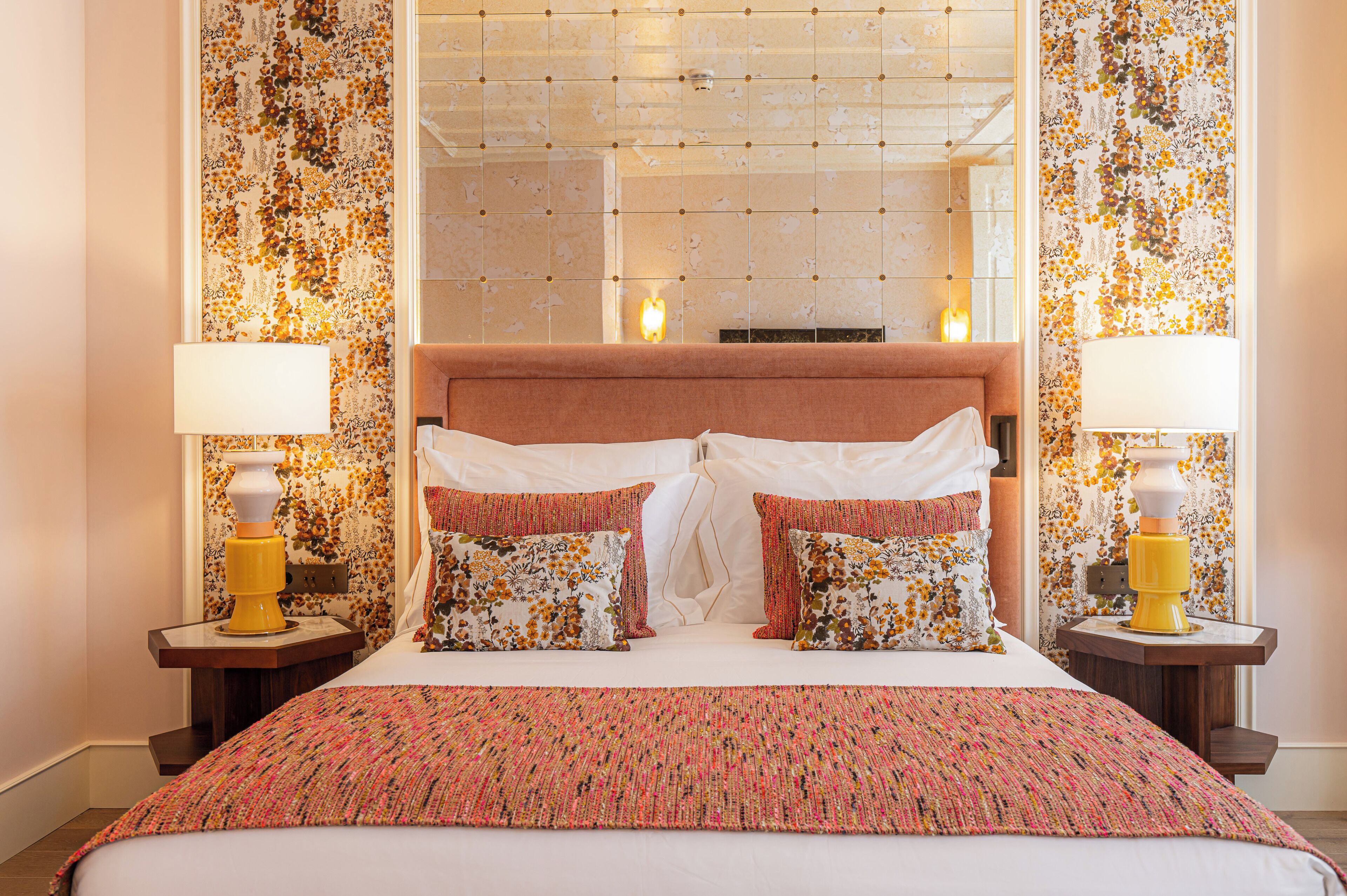 Literie hypoallergénique, surmatelas, minibar