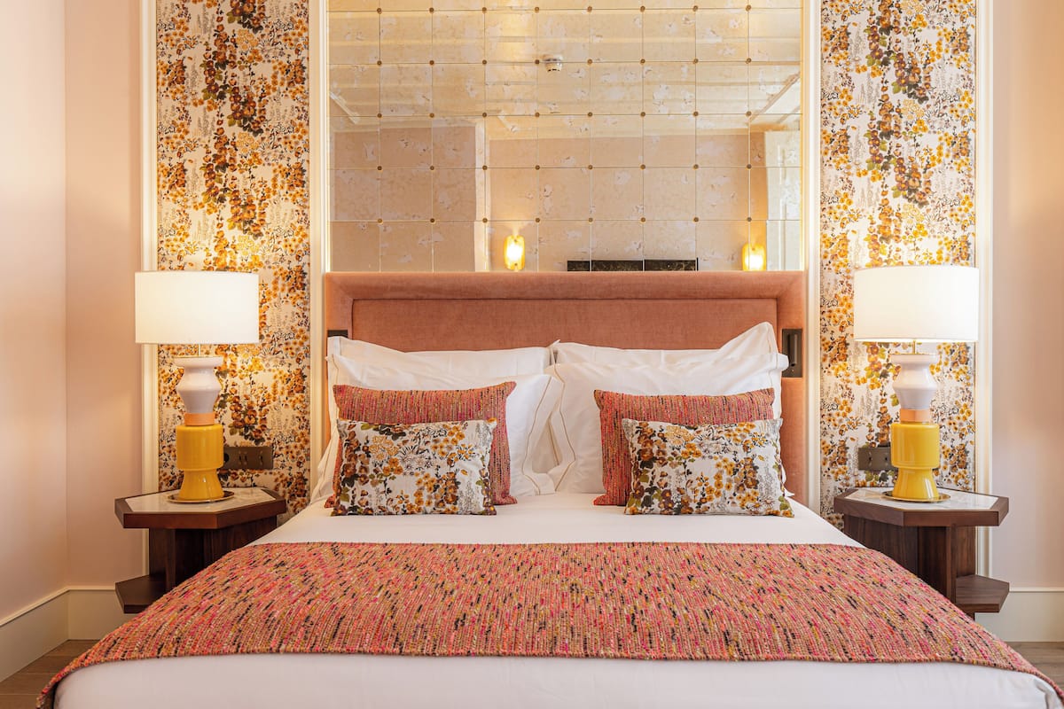 Literie hypoallergénique, surmatelas, minibar