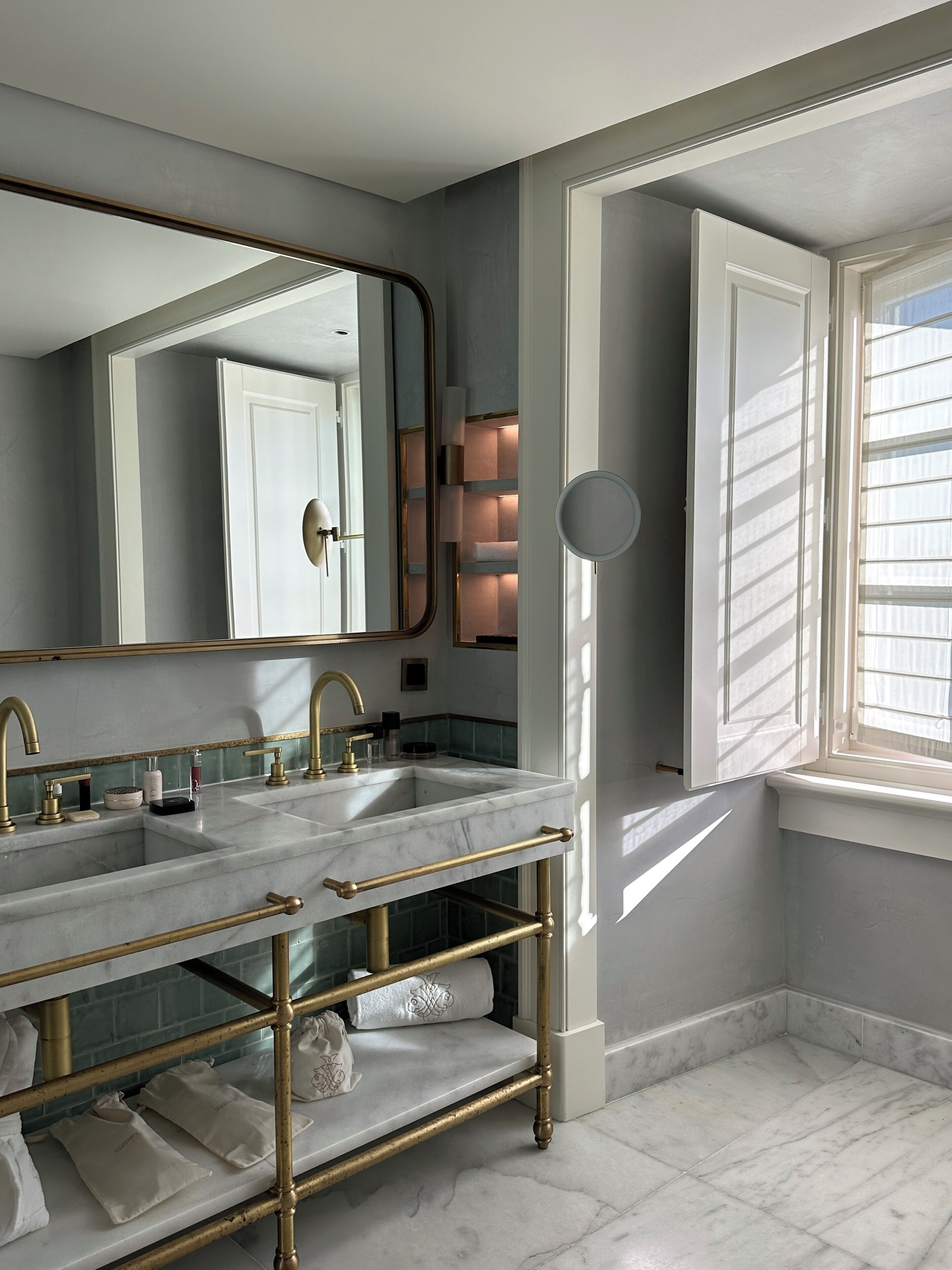 Deluxe Room | Bathroom | Free toiletries, hair dryer, bathrobes, slippers