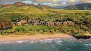Una località balneare con diversi edifici, una spiaggia e un campo da golf.