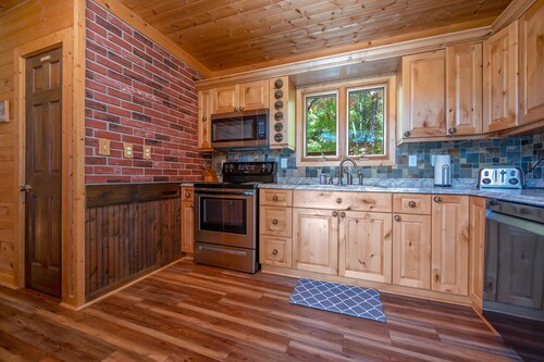 Hickory Hideaway | Lake Lure Waterfront Cabin