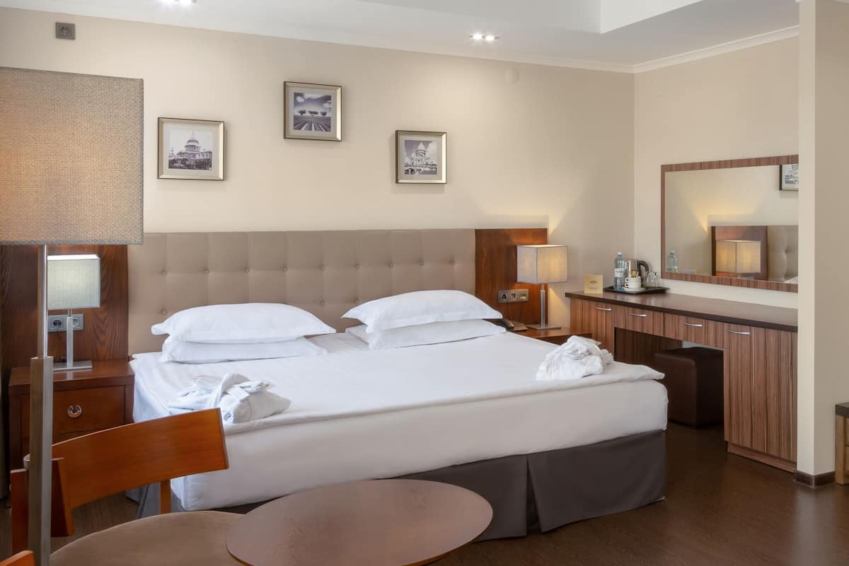Luxury Double Room | Minibar, in-room safe, blackout drapes, iron/ironing board