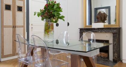 Les Demoiselles à Versailles, Résidence des Suisses