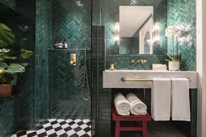 Suite | Bathroom | Shower, rainfall showerhead, designer toiletries, hair dryer - Vico Milano (Milan)