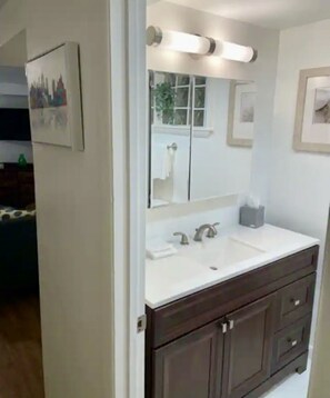 Duschwanne, Haartrockner, Handtücher, Toilettenpapier