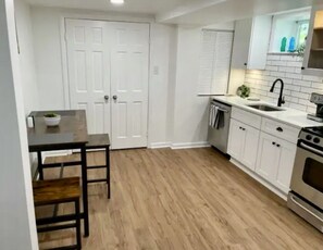 Fridge, microwave, oven, stovetop - Upper Georgetown Charming City Retreat (Washington)
