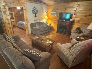 Smart TV, chimenea, reproductor de DVD, libros