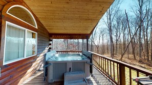 Outdoor spa tub - Remote Forest Edge Cabin offering comfort, seclusion near Hocking Hills (Logan)