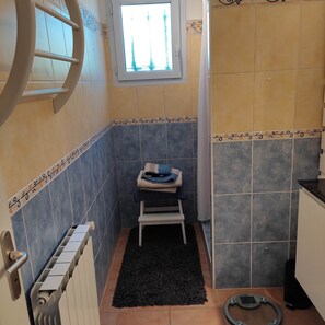 Douche, sèche-cheveux, serviettes fournies, savon