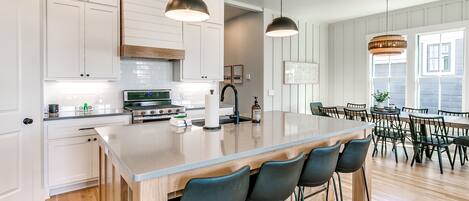 雪櫃、微波爐、焗爐、爐具