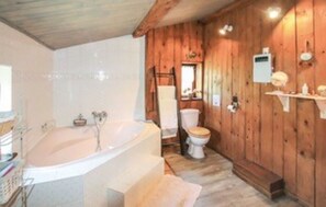 Badewanne, Haartrockner, Handtücher