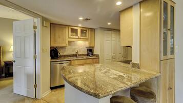 Fridge, microwave, stovetop, dishwasher