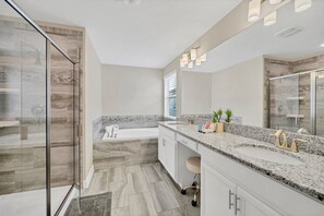 Hair dryer, towels - Beautiful standalone white house minutes away to theme parks! (Kissimmee)