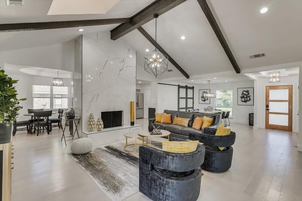 Televisión, chimenea, estéreo y oficina 