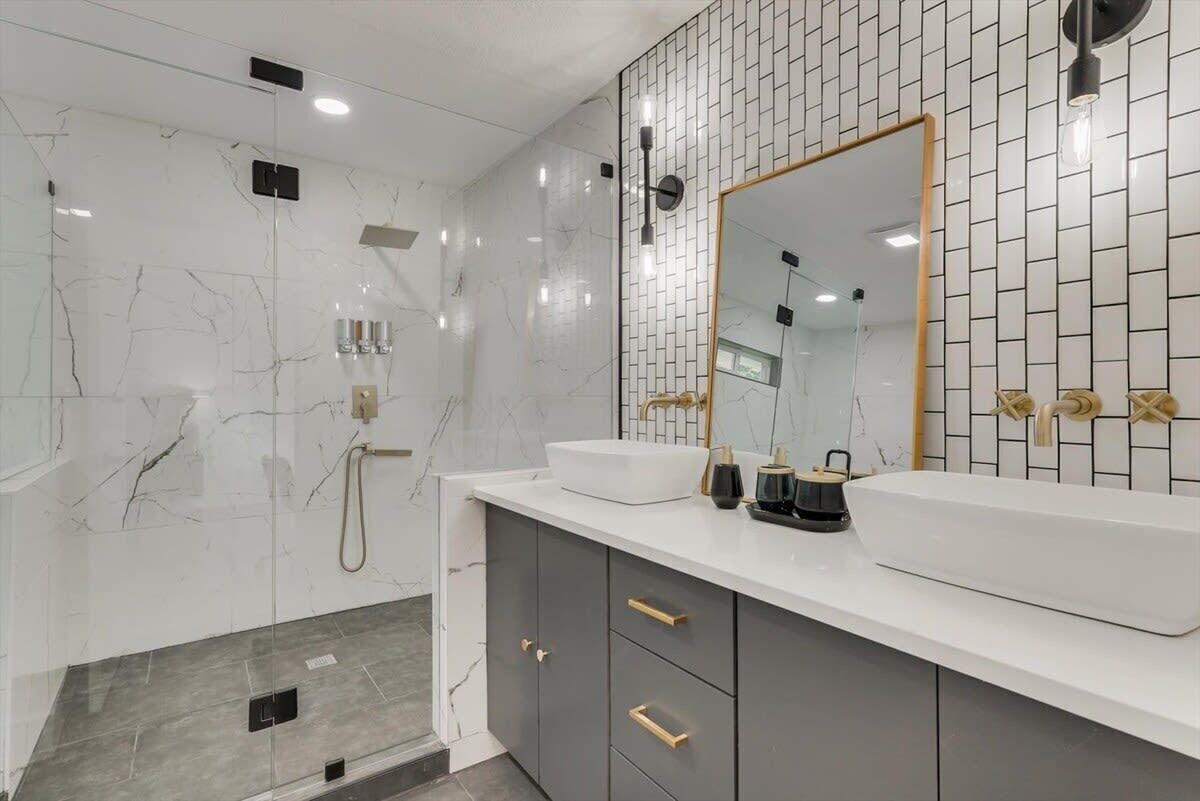 Bathtub, hair dryer, towels, shampoo