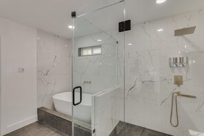 Tina, secadora de cabello, toallas, shampoo 