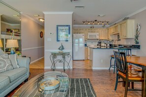 Smart TV, DVD player - Beautiful Gulf View Condo, Steps to the Beach, Overlook the pool! (Destin)