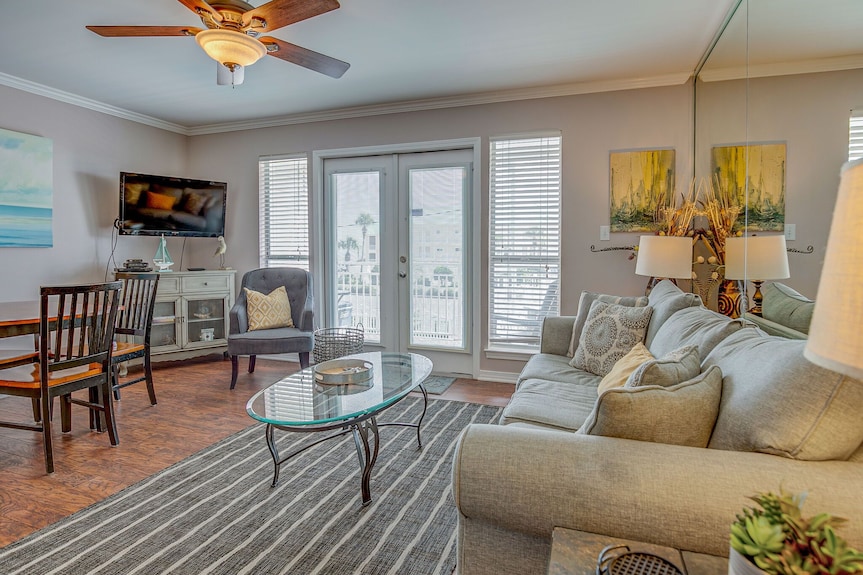 Beautiful Gulf View Condo, Steps To The Beach, Overlook The Pool! - Destin, FL