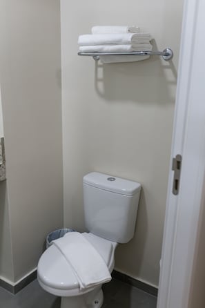 Een douche, een regendouche, gratis toiletartikelen, handdoeken