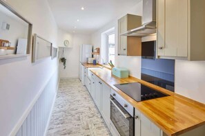 冷蔵庫、電子レンジ、オーブン、コンロ