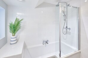 浴槽、ヘアドライヤー、タオル