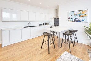 Køleskab, mikrobølgeovn, ovn, kogeplade