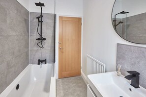 Badekar, hårtørrer, håndklæder, Shampoo