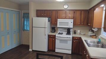 Jääkaappi, mikroaaltouuni, uuni, liesi