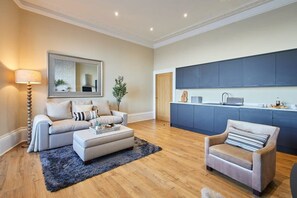 Televisio, takka, työhuone