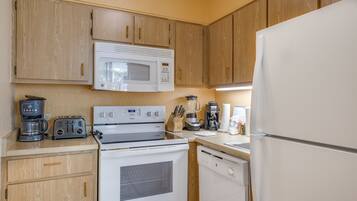 Condo, 1 Bedroom | Private kitchen | Fridge, oven, coffee/tea maker, toaster