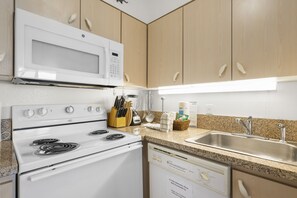 Condo, 2 habitaciones | Cocina privada | Parrilla de estufa, tostadora, utensilios de cocina y comedor