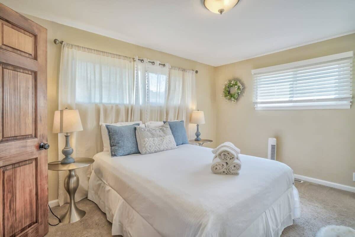 3 habitaciones, tabla de planchar con plancha, wifi y ropa de cama 