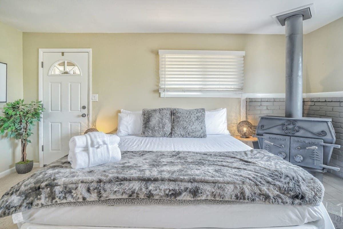 3 habitaciones, tabla de planchar con plancha, wifi y ropa de cama 