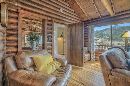 3BD Log Cabin Pikes Peak and Garden of the Gods