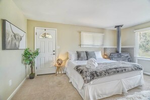 3 habitaciones, tabla de planchar con plancha, wifi y ropa de cama 