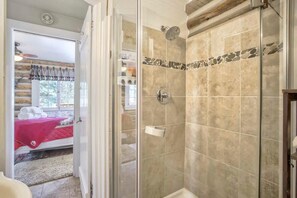 Shower, hair dryer, towels - Wine Gazebo Pikes Peak Mountain Log Cabin (Cascade-Chipita Park)