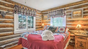 1 bedroom, desk, iron/ironing board, WiFi
