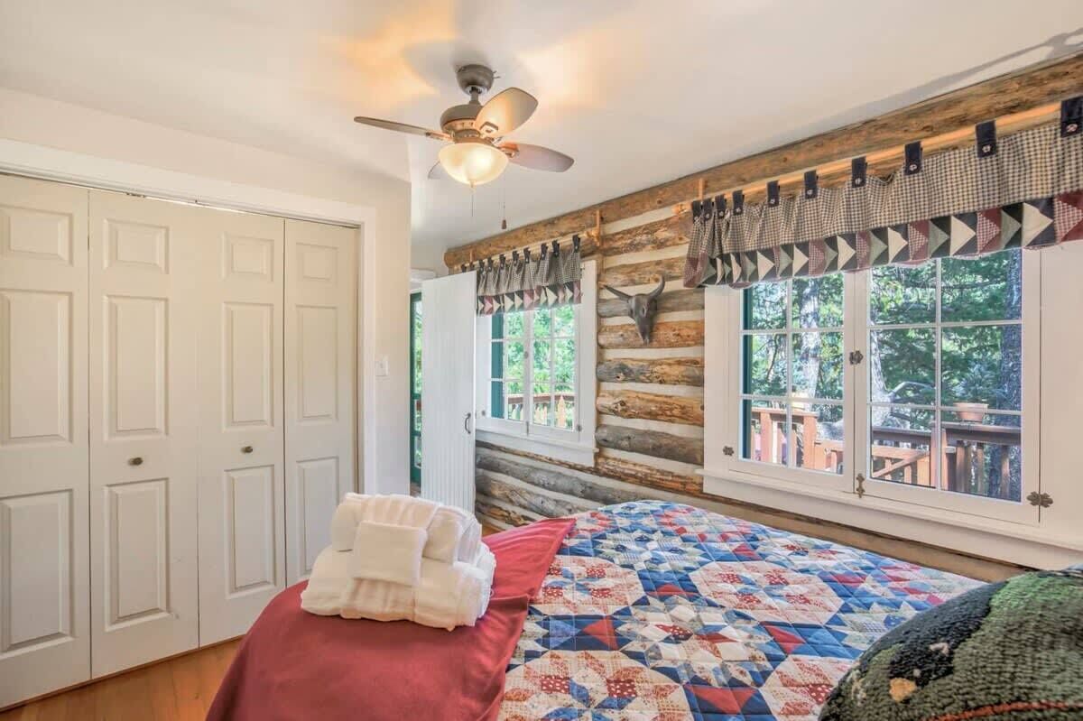 1 bedroom, desk, iron/ironing board, WiFi