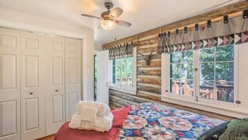 1 bedroom, desk, iron/ironing board, WiFi