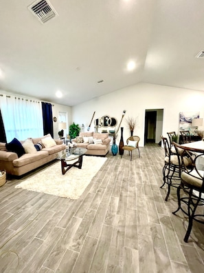 Smart TV, printers - Tropical Retreat- Newer 3 Bedroom, 2 Bath- Sleeps 8 !  (Cape Coral)