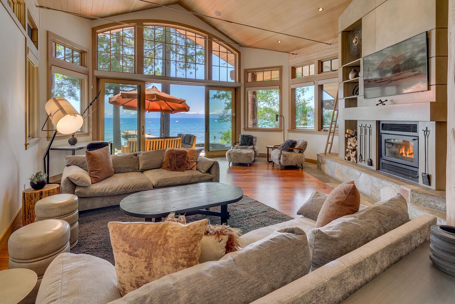 Una chimenea, un futbolín, una mesa de tenis de mesa