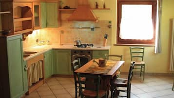 Réfrigérateur, four, plaque de cuisson, cafetiÚre/bouilloire