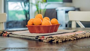 Un tazón de naranjas sobre un posavasos tejido.