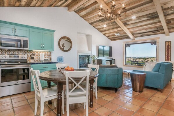 Réfrigérateur, four à micro-ondes, un four, surface de cuisson