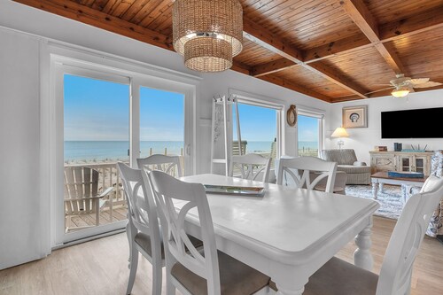 Lisa Lu: Cozy Oceanfront Beach Cottage on West Beach